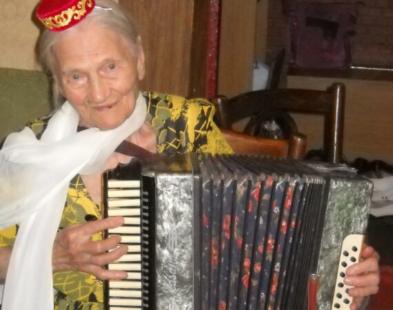 ПЛЕМЯННИЦЕ ГАЯЗА ИСХАКИ СЮЮМБИКЕ ХАНЫМ ИСПОЛНИЛОСЬ 105 ЛЕТ!
